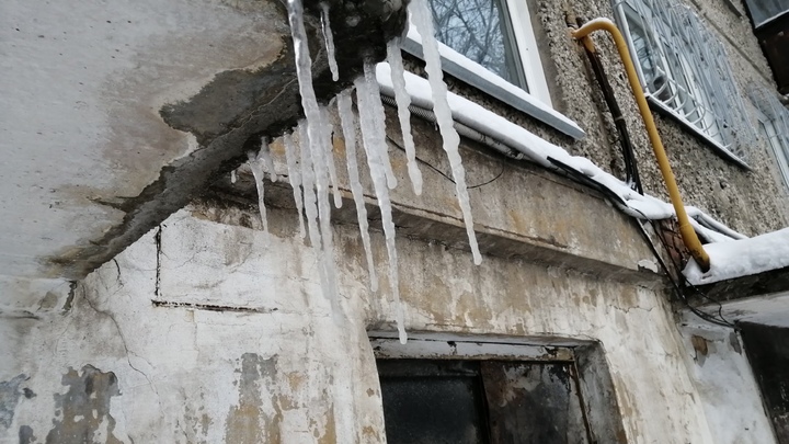 В Челябинской области глыба снега с крыши рухнула на голову женщине