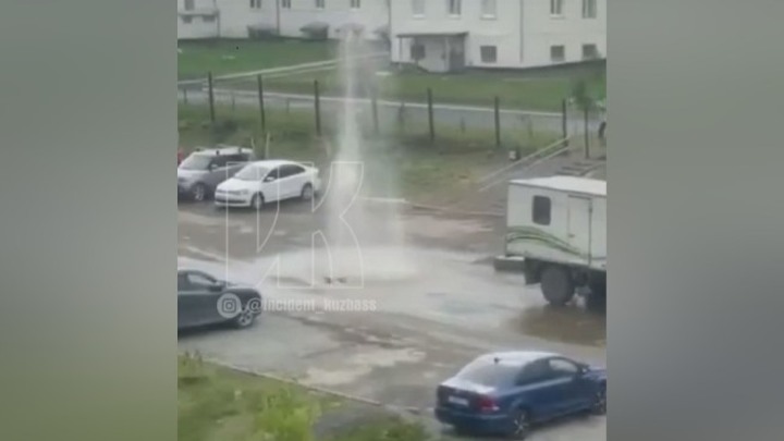 В Кемерове из-под асфальта забил фонтан