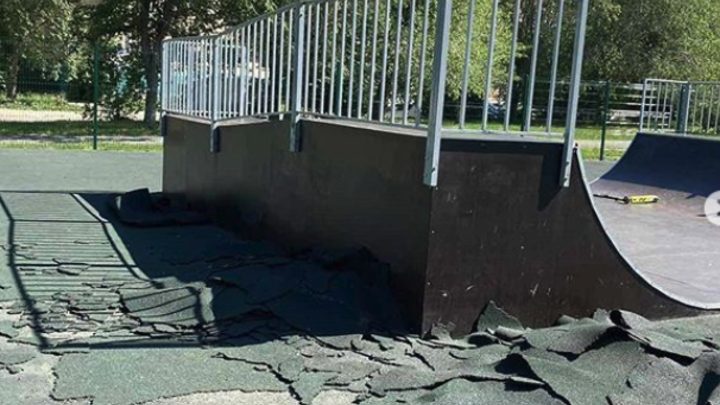 В Челябинске вандалы сорвали резиновое покрытие на спортплощадке
