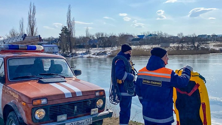 В Анапе спасатели не пускают жителей на лёд: его толщина не выдержит вес человека