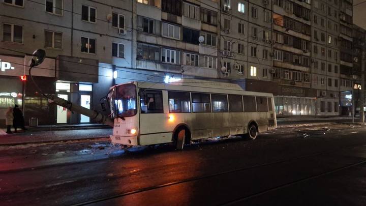 В Самаре пассажирский автобус влетел в световую опору