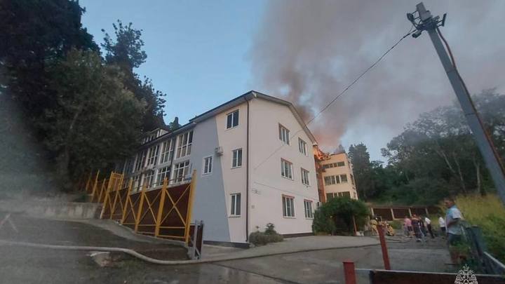 В Сочи на площади 300 кв. метров полыхает дом