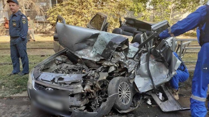 В Самаре в ДТП с мусоровозом автомобилю Лада Приора сорвало крышу: водитель легковушки погиб