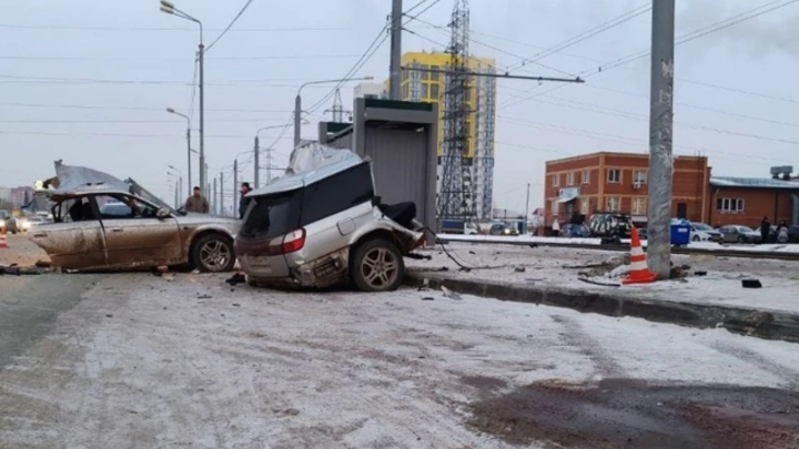 Водитель разорвавшейся от удара об столб Subaru ездил по Новосибирску без прав