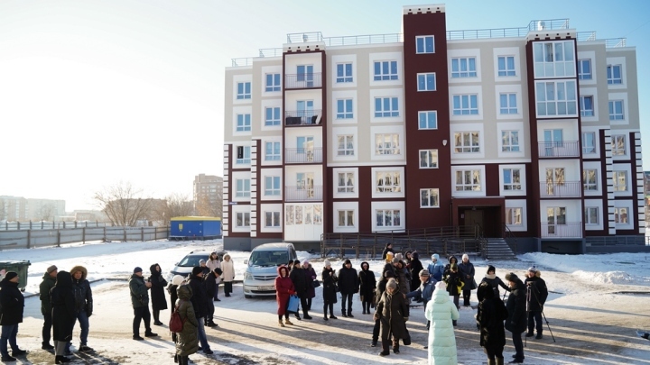 Губернатор Сергей Цивилев вручил ключи от квартир 35 семьям из Юрги