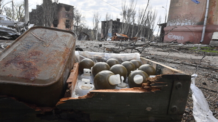 Русские военные нашли украинский схрон с большим количеством оружия