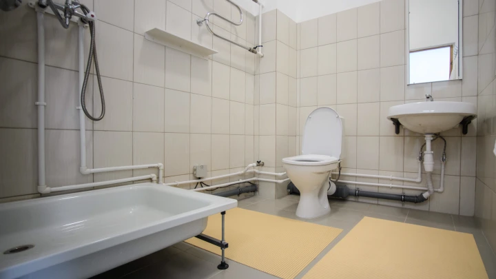 Новорожденного ребенка нашли в сливном бачке унитаза