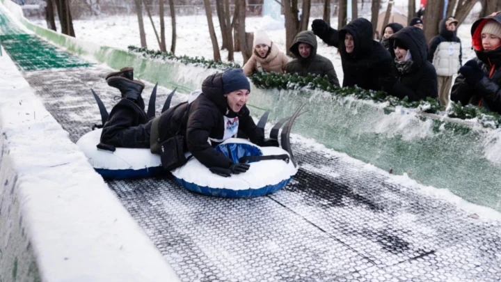 Заставлять надувать ватрушки ртом: В Москве прошел фестиваль креативных тюбингов