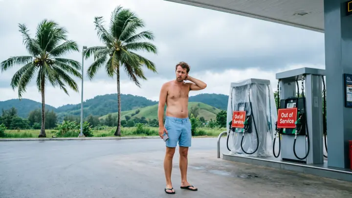 На Пхукете закончился бензин: туристы бросили байки из-за пустых бензоколонок