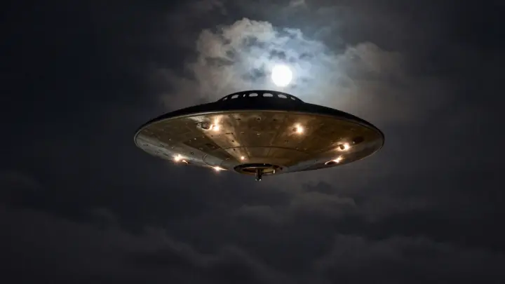 Пилот увидел НЛО в Род-Айленде: серебристый контейнер завис в воздухе