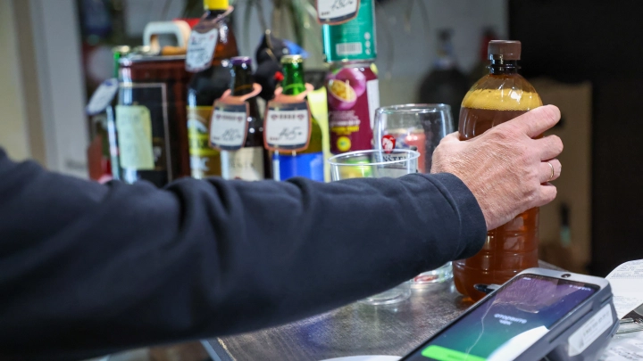 Влияет на эндокринную систему: Химик объяснил опасность хранения спиртного в пластиковой таре