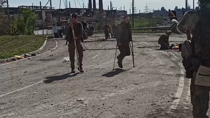 «Советую сложить оружие»: пленные не ожидали гуманного отношения и благодарны за спасение - видео