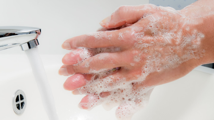Не только пальцы и ладони! Комаровский показал популярную ошибку при мытье рук