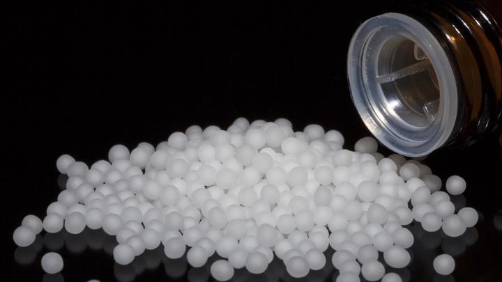 Вскрыть пробку на бутылке с лекарством проще некуда. Есть одна хитрость