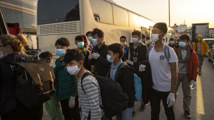 Организатор поездки в детские лагеря объяснил толпы людей в центре Новосибирска