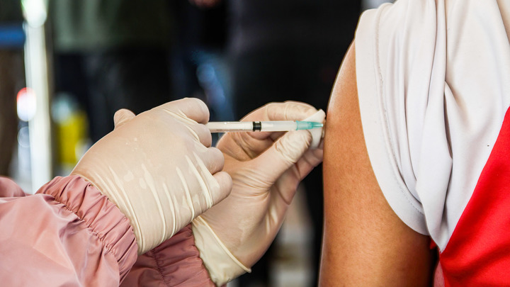 Осадок: Представители Pfizer согласились с тем, что в ампулах вакцины в Японии были примеси