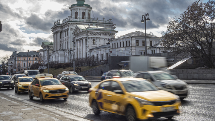 Таксист сбил двух человек на пешеходном переходе в центре Петербурга