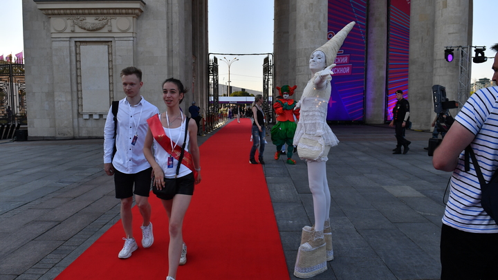 За особые успехи в обучении: Медаль вручена каждому восьмому московскому выпускнику