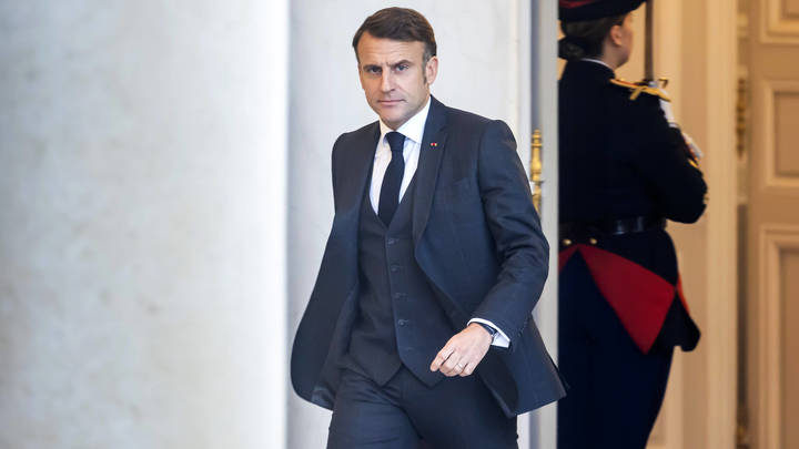 Отставка!: Макрона встретили волной гнева на острове, куда он сбежал от встречи с Зеленским