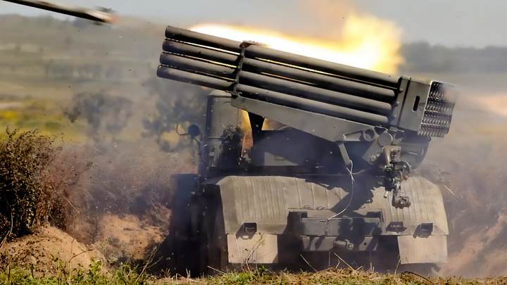 Бойцы армии России из РСЗО Град ликвидировали взводно-опорный пункт украинских националистов