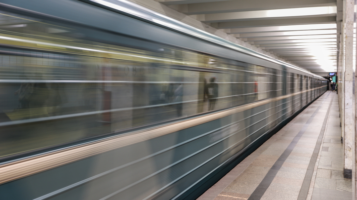Школьник упал на рельсы московского метро