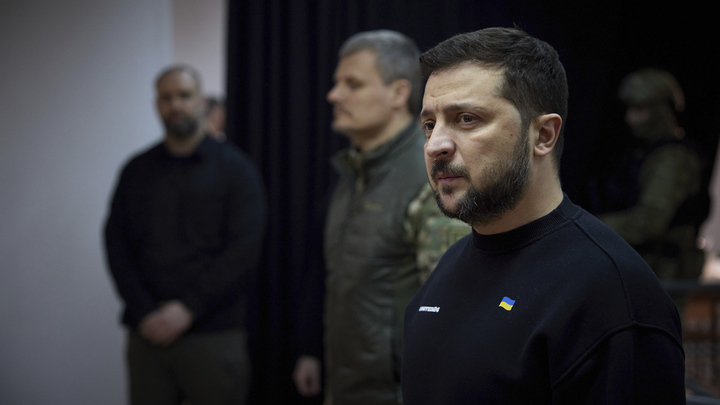 На Западе заметили странную деталь в поведении Зеленского, из-за которой он может лишиться власти