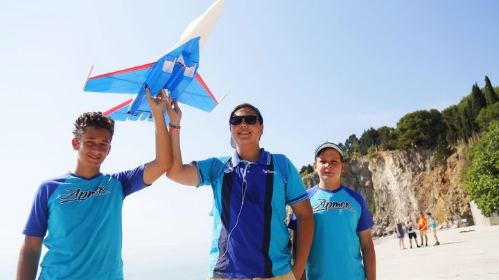 Юные запорожцы посетили детский лагерь Артек в Крыму