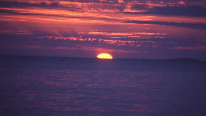 Судно с 3 тысячами автомобилей отправилось на дно Тихого океана