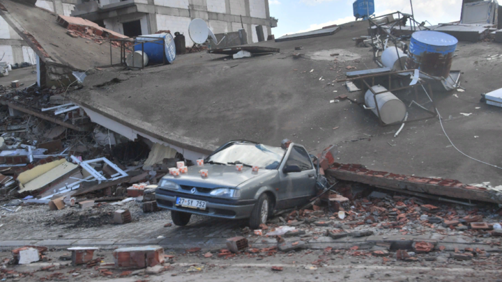 Житель Турции развалил многоэтажку: Хватило трёх камней