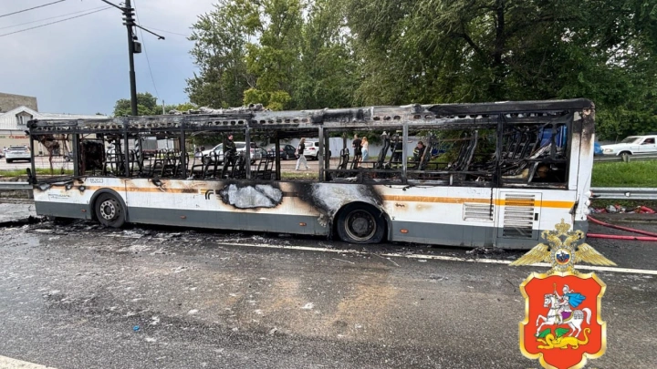 Автобус сгорел прямо на подмосковном шоссе