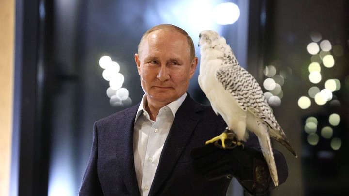 Пояс силы, книги и конфеты: что дарили сибиряки Владимиру Путину на день рождения