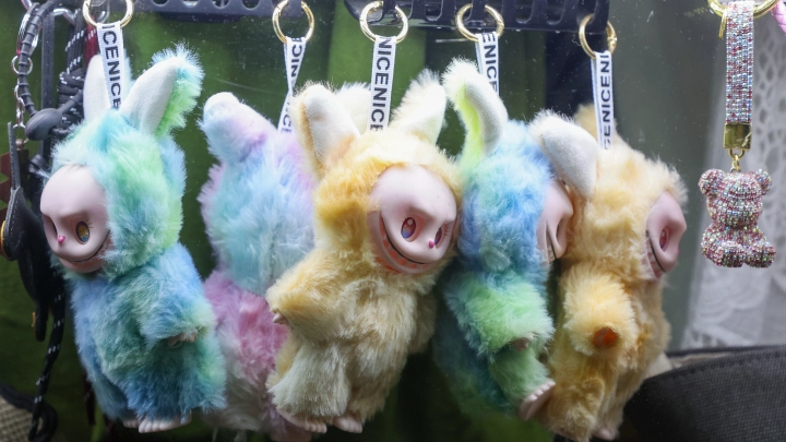 Скандал вокруг Чебубу набирает обороты: чем помесь Чебурашки и Лабубу напугала депутатов?