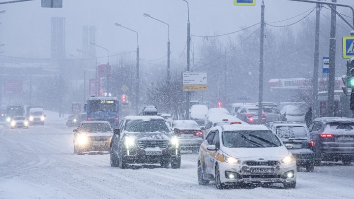 Из-за сильного снегопада в Екатеринбурге таксисты взвинтили цены