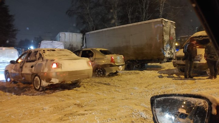 После ночного снегопада Екатеринбург замер в автомобильных пробках