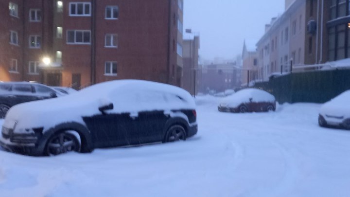 На Екатеринбург за сутки обрушилась месячная норма снега