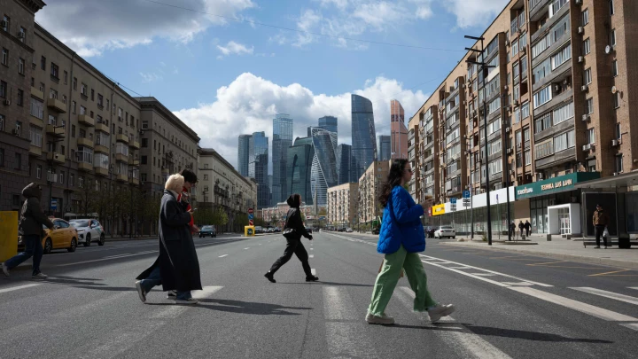 Считают в штуках. Как скот: Так пишут программы для Минтруда. Это нормально?