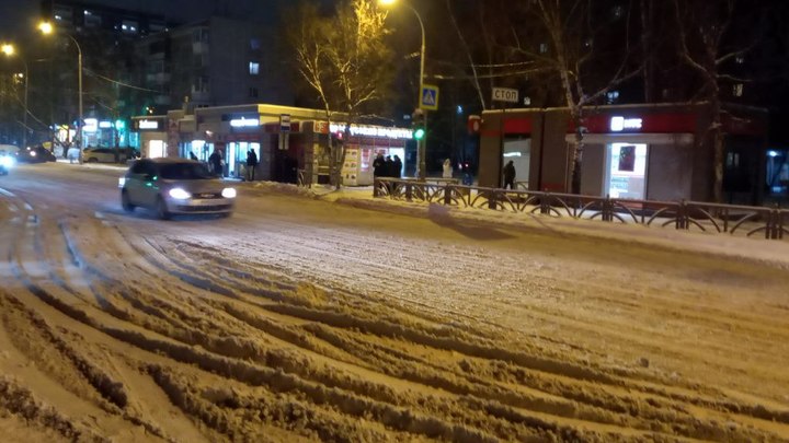 Мэр Екатеринбурга приказал эвакуировать машины, которые мешают расчистке улиц