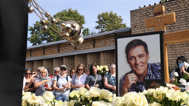 Памятник Юрию Шатунову в полный рост установили на могиле в день 50-летия певца