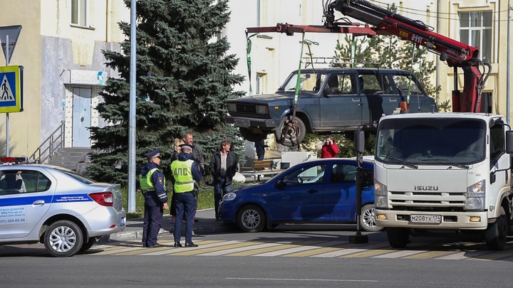В центре Челябинска автомобили массово увозят на штрафстоянку из-за забытого пункта ПДД
