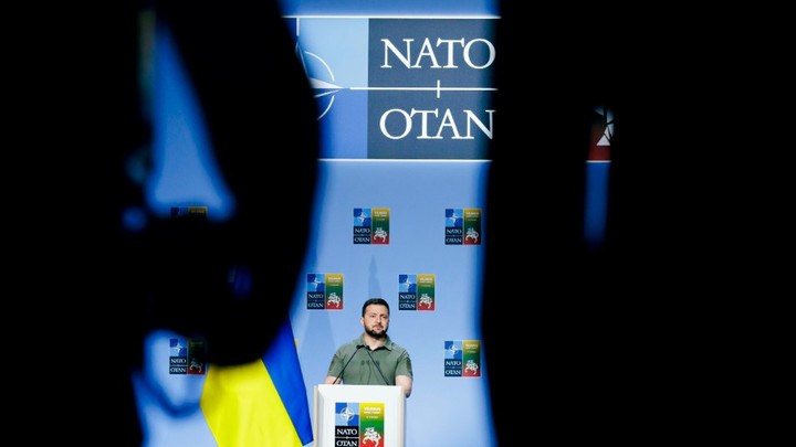 Зеленский пошёл на шантаж НАТО - New York Times