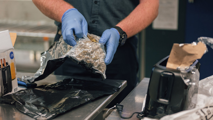 Мелитопольская полиция изъяла у местного жителя три бумажных свертка конопли