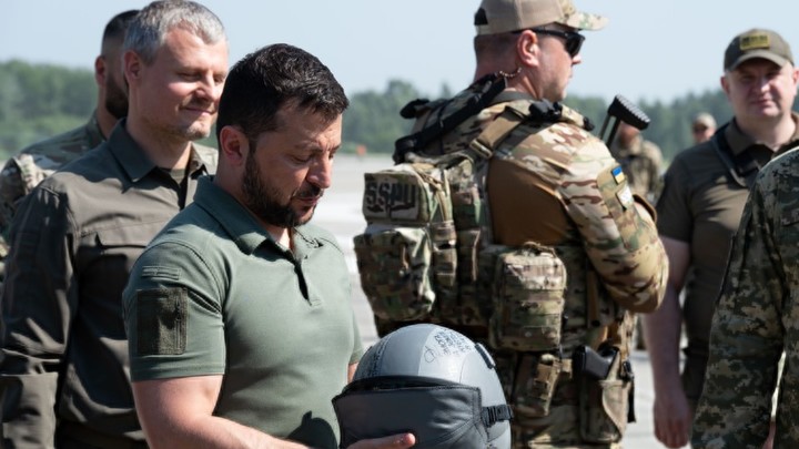 Названа причина краха Украины. Американский полковник обвинил Зеленского в смертном грехе