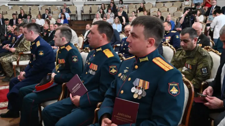 Губернатор Травников вручил дипломы первым выпускникам программы Герои НовоСибири