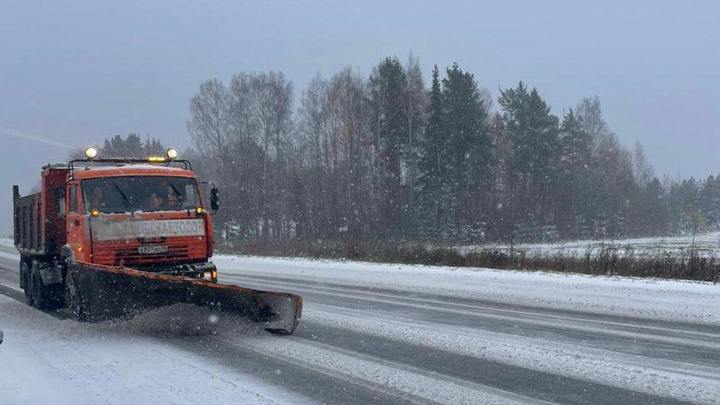 Свердловская область ликвидирует последствия первого в сезоне снегопада