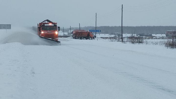 Свердловскую область накрыл снегопад, на дорогах первые ДТП и пробки