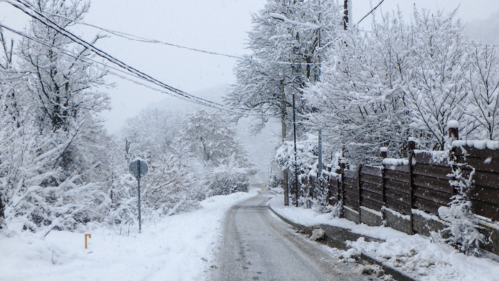 Снег остановил на границе России и Грузии тысячи автомобилей