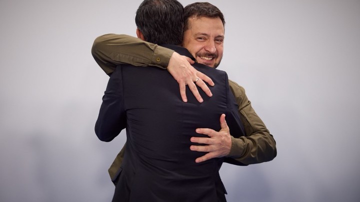 Если я поймаю его в парламенте, будет худо: Румынский сенатор назвала Зеленского наглым предателем