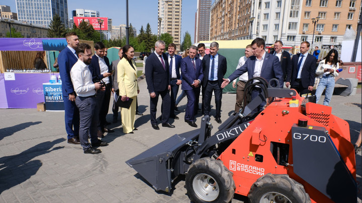 Почти 60 участников представили свою продукцию на ярмарке-выставке Новосибирь