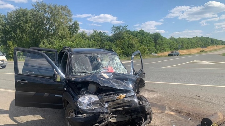 В Самарской области грузовик врезался в легковушку. Четверо в больнице