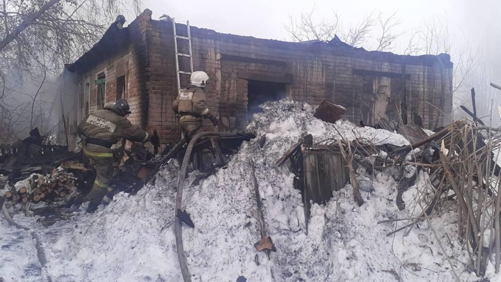 Мать погибших в пожаре под Новосибирском детей голыми руками пыталась выбить стёкла